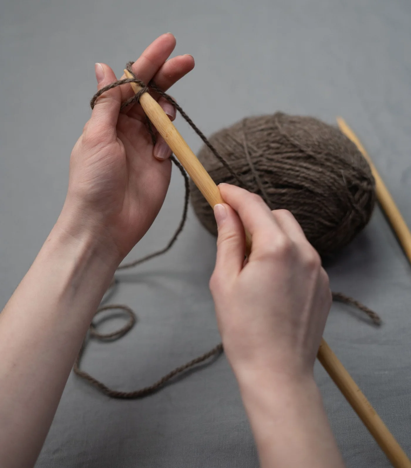 Benang dan proses merajut sebagai inspirasi karya handmade
